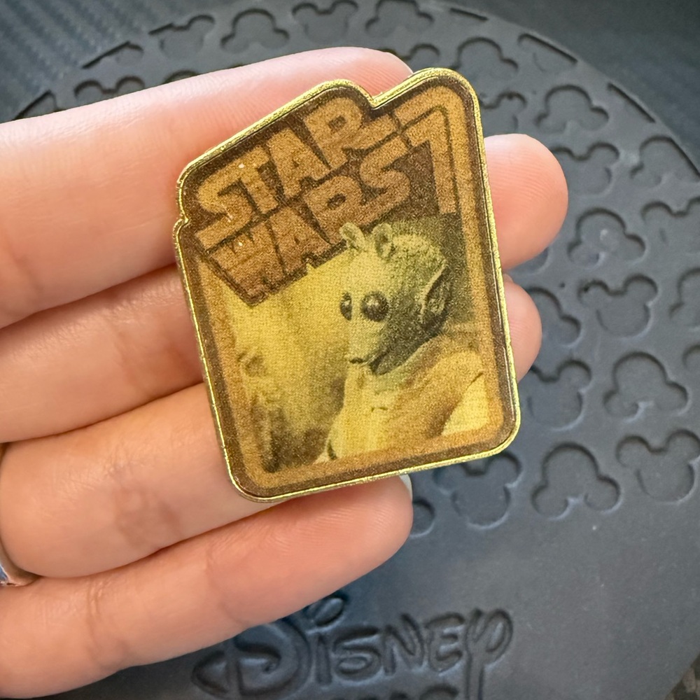 Disney pin featuring Greedo from the Star Wars